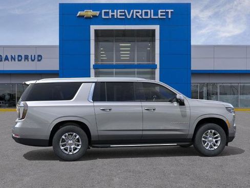 New 2026 Chevrolet Suburban LT image 5