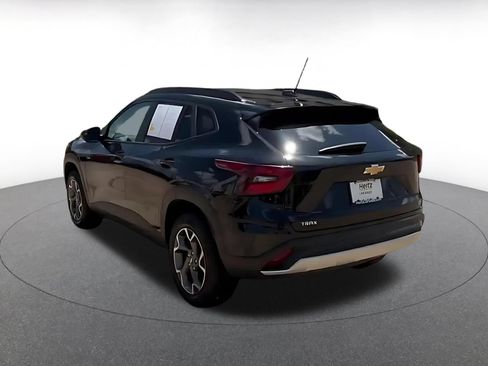 Used 2025 Chevrolet Trax LT FWD image 12