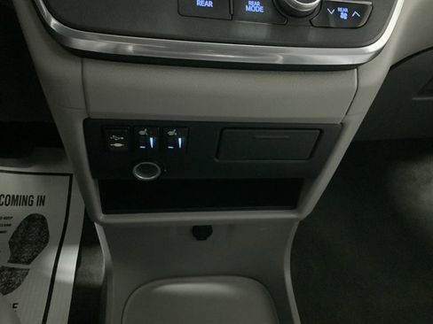 Used 2015 Toyota Sienna XLE image 33