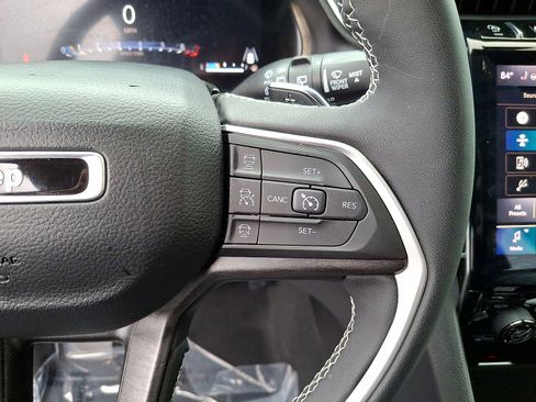 Used 2023 Jeep Grand Cherokee Limited w/ Luxury Tech Group II AWD/4WD image 18