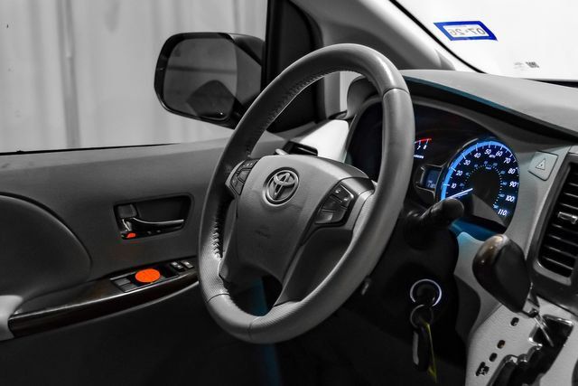 Used 2012 Toyota Sienna XLE FWD image 18