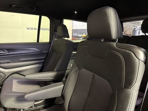 Used 2025 Jeep Grand Cherokee L Laredo image 28