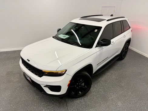 Used 2022 Jeep Grand Cherokee Altitude image 1