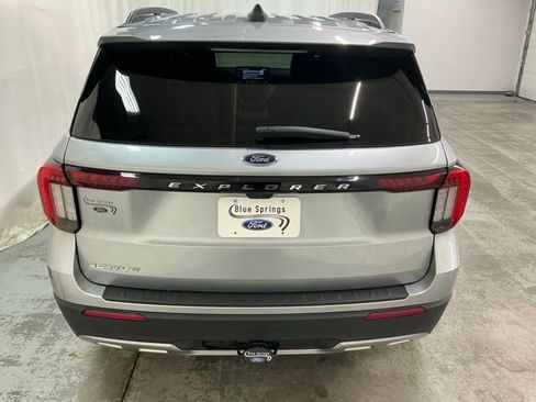 Used 2025 Ford Explorer Active w/ Active Comfort Package image 4