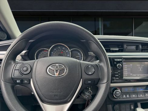 Used 2015 Toyota Corolla LE FWD image 3