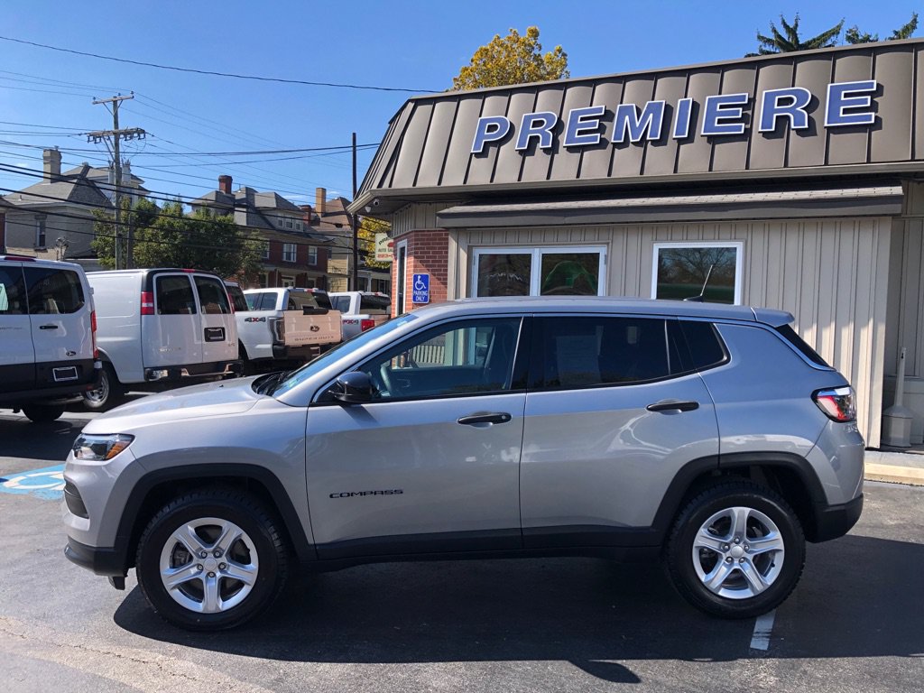 Used 2023 Jeep Compass Sport AWD/4WD image 3