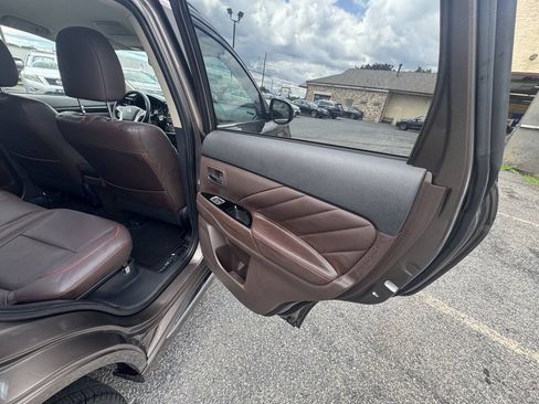 Used 2018 Mitsubishi Outlander SEL AWD/4WD image 17