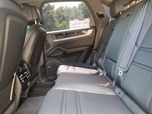 Used 2024 Porsche Cayenne AWD/4WD image 33