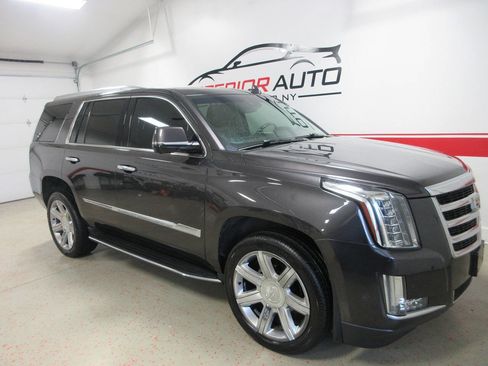 Used 2017 Cadillac Escalade Luxury AWD/4WD image 6