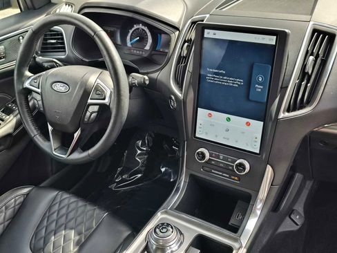 Used 2024 Ford Edge Titanium image 10