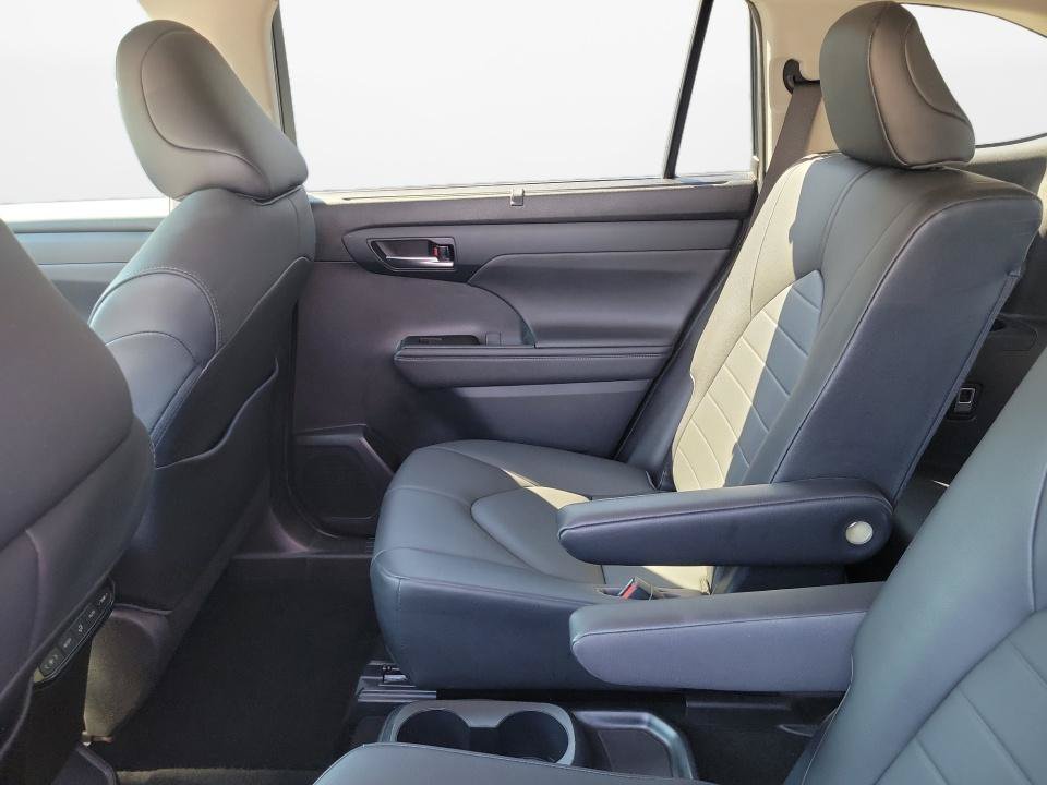 Used 2020 Toyota Highlander XLE FWD image 13