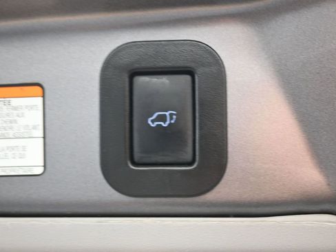 Used 2018 Toyota Sienna SE FWD image 16