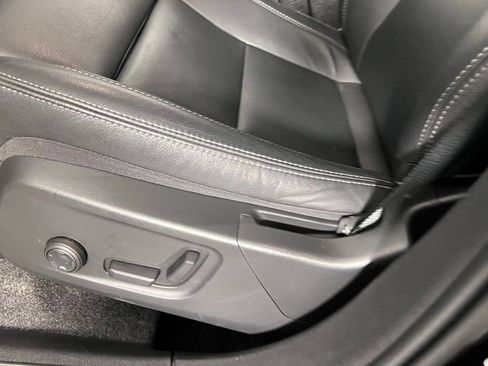 Used 2025 Volvo XC40 B5 Plus image 25