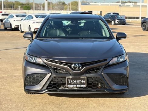Used 2022 Toyota Camry SE image 4