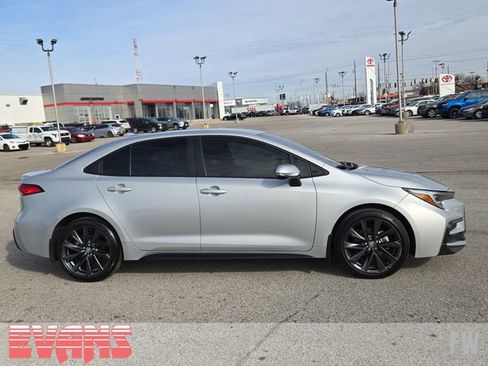 Used 2024 Toyota Corolla SE image 2