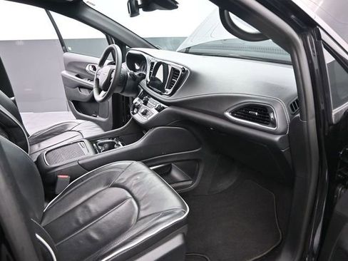 Used 2025 Chrysler Pacifica Limited image 22