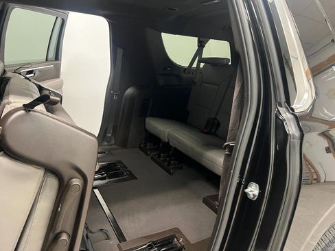 Used 2025 Chevrolet Suburban LT image 34