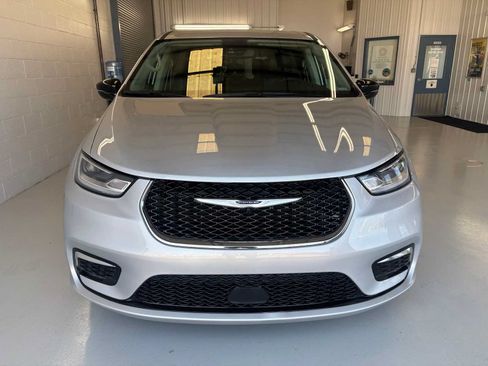 Used 2024 Chrysler Pacifica Touring-L FWD image 3