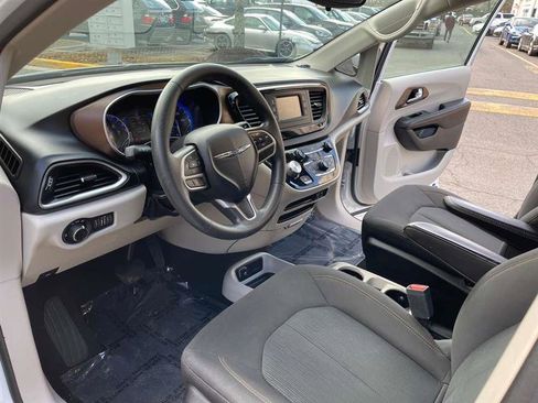 Used 2017 Chrysler Pacifica LX image 59