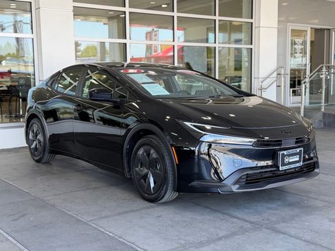 Used 2024 Toyota Prius LE FWD image 8