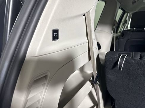 Used 2020 Chrysler Pacifica Touring-L image 33