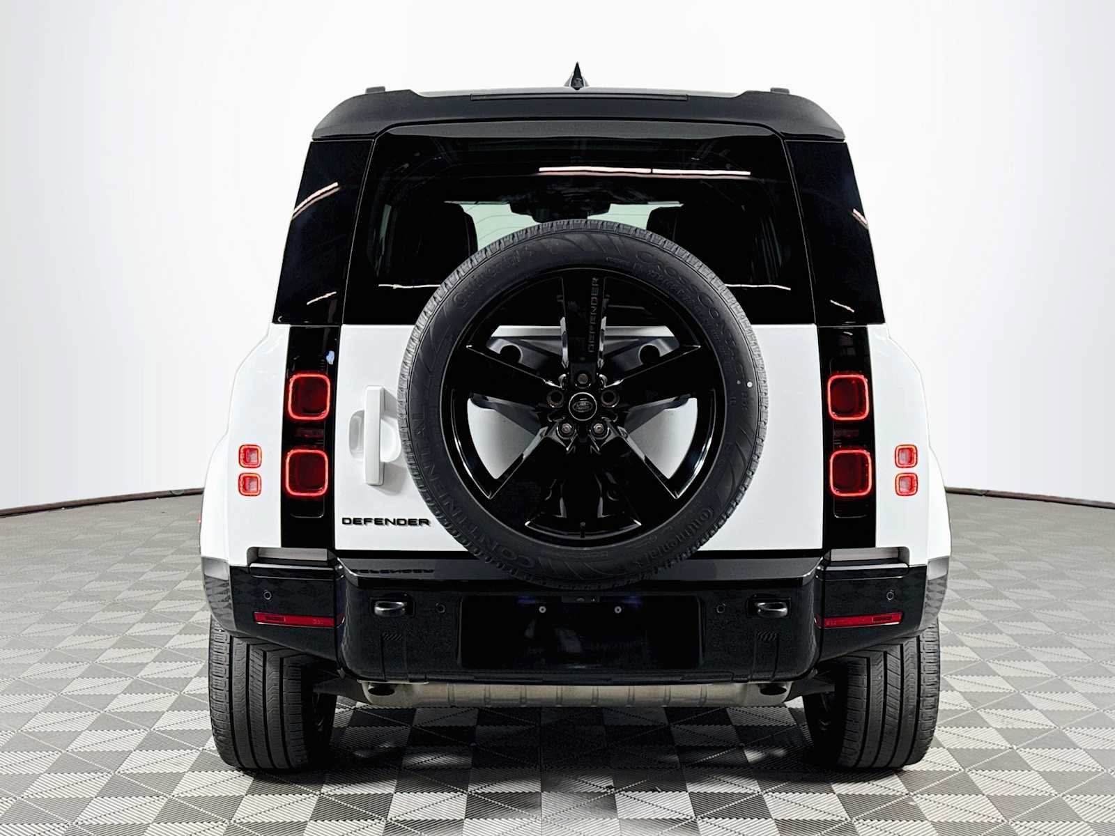 Used 2024 Land Rover Defender 110 X-Dynamic SE AWD/4WD image 6