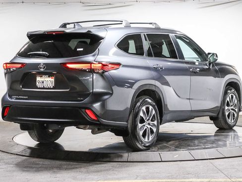 Used 2023 Toyota Highlander XLE FWD image 4