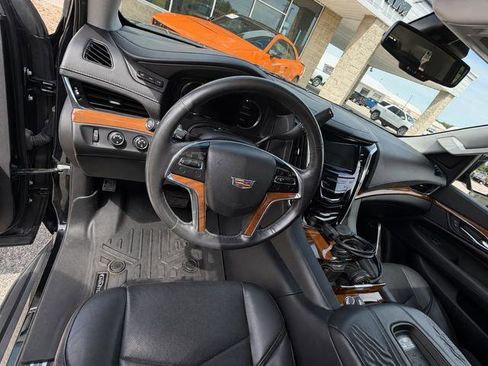 Used 2016 Cadillac Escalade Luxury AWD/4WD image 4