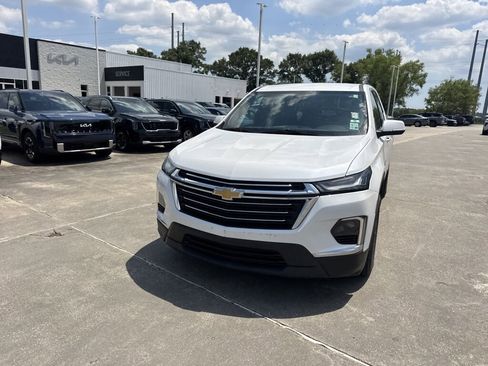 Used 2023 Chevrolet Traverse LT FWD image 5