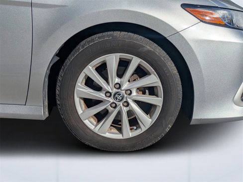 Used 2022 Toyota Camry LE image 10