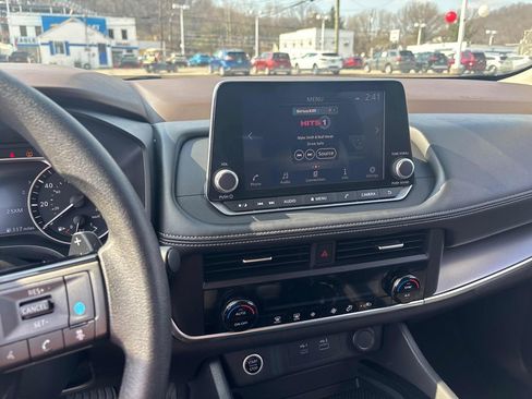 Used 2023 Nissan Rogue SV image 16