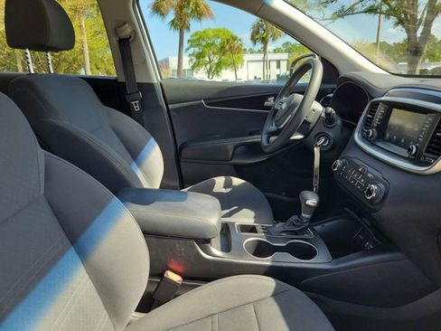 Used 2019 Kia Sorento LX image 32