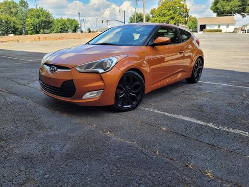 Used 2013 Hyundai Veloster w/ Style Pkg image 3