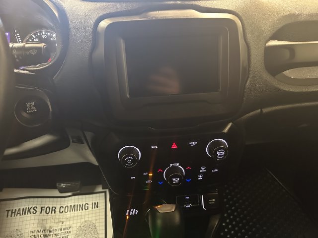 Used 2020 Jeep Renegade Latitude w/ Cold Weather Group AWD/4WD image 10