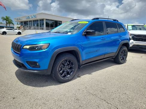 Used 2022 Jeep Cherokee Latitude w/ Sun & Sound Group AWD/4WD image 2