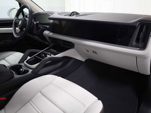 New 2025 Porsche Cayenne GTS image 6