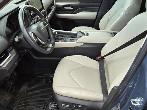 Used 2025 Toyota Grand Highlander AWD Hybrid image 13