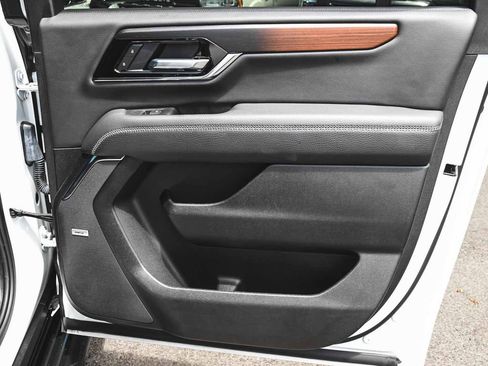 Used 2025 GMC Yukon XL Denali AWD/4WD image 10