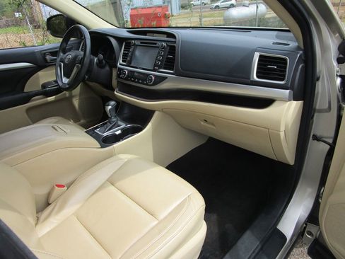 Used 2015 Toyota Highlander XLE FWD image 26