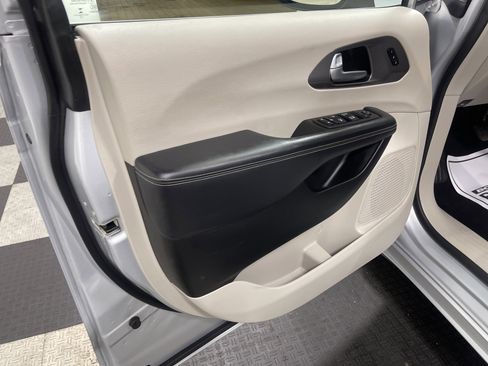 Used 2023 Chrysler Pacifica Touring-L image 10