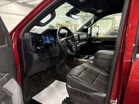 Used 2025 Chevrolet Silverado 2500 High Country w/ Technology Package AWD/4WD image 9