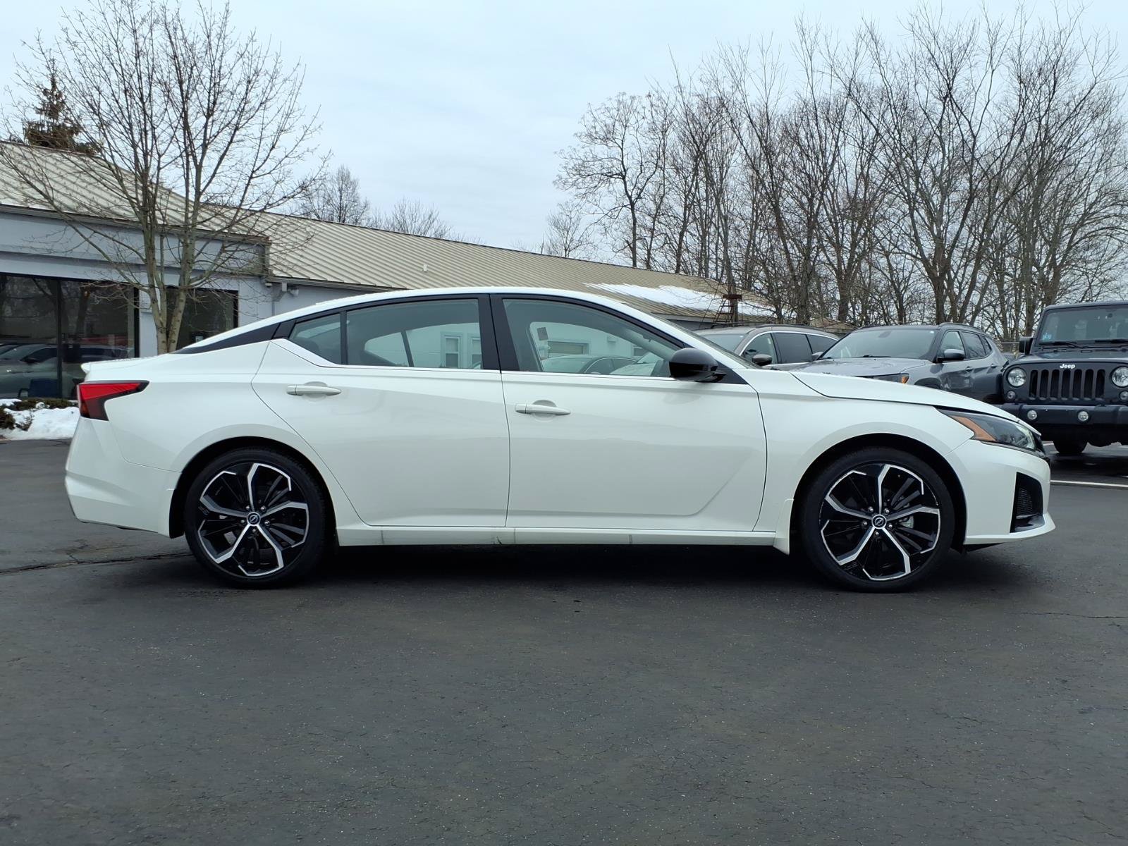 Used 2023 Nissan Altima 2.5 SR FWD image 2