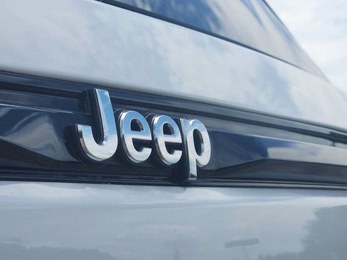 Used 2022 Jeep Grand Cherokee Overland w/ Luxury Tech Group IV AWD/4WD image 30