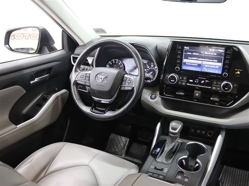 Used 2021 Toyota Highlander XLE image 19