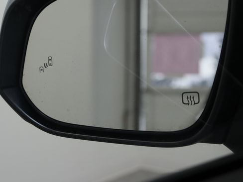 Used 2023 Toyota Corolla Cross XLE w/ Convenience Package FWD image 23