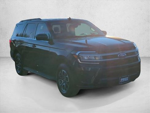 Used 2022 Ford Expedition XLT image 3
