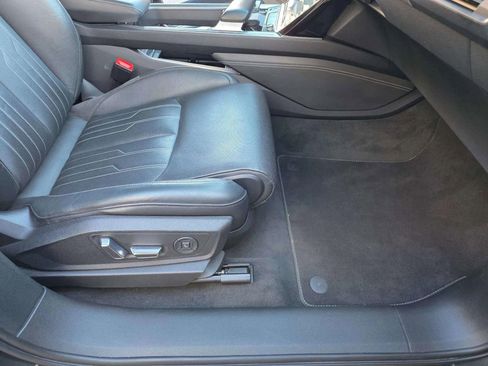 Used 2019 Audi e-tron Prestige w/ Prestige Package image 18