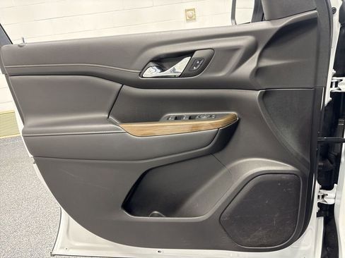 Used 2023 GMC Acadia SLE w/ LPO, Floor Liner Package image 25