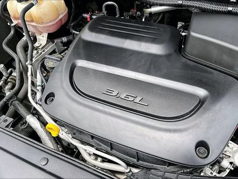 Used 2022 Chrysler Pacifica Limited w/ Uconnect Theater Family Group FWD image 32