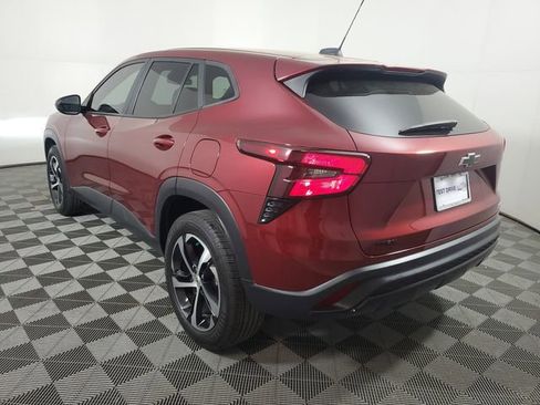 Used 2024 Chevrolet Trax RS w/ Sunroof Package FWD image 4